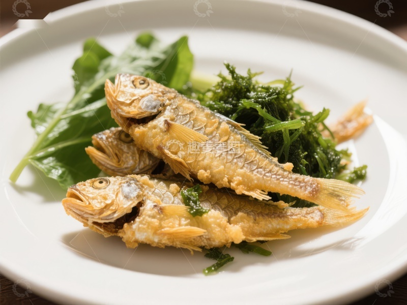 酥炸小鱼配绿叶蔬菜