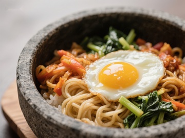 石锅拌饭配煎蛋