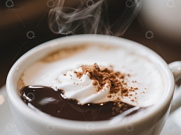 热腾腾的咖啡杯，撒上可可粉