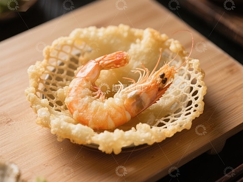 金黄虾仁配酥脆花边