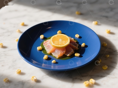 橙片点缀的生鱼片美食