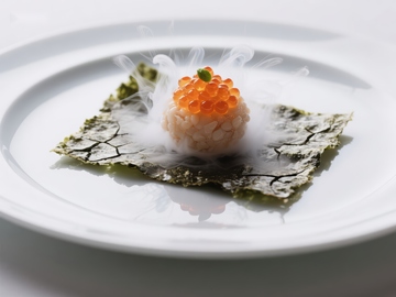 烟雾缭绕的鱼子酱配海苔