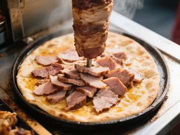 旋转烤肉与薄饼的美味组合