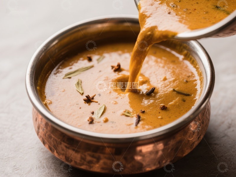 高清大图下载【趣麦麦图】浓郁汤汁倒入铜碗