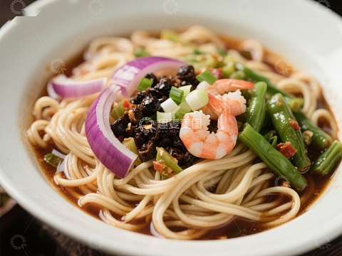 鲜香虾仁拌面，配以豆豉和蔬菜