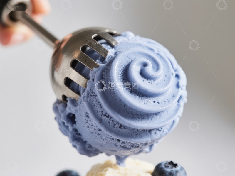 高清大图下载【趣麦麦图】蓝色冰淇淋球被勺子舀起