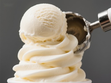 香草冰淇淋球与软冰淇淋螺旋