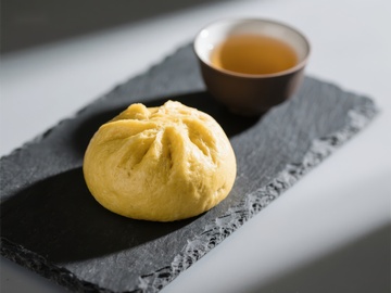 蒸包与茶杯的静谧组合