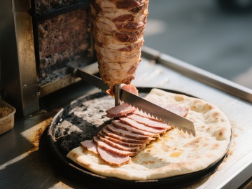 旋转烤肉切片，放置于面饼之上