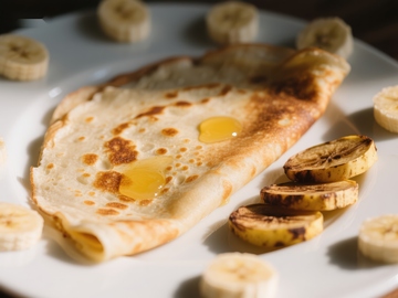 香蕉薄饼配蜂蜜，美味早餐