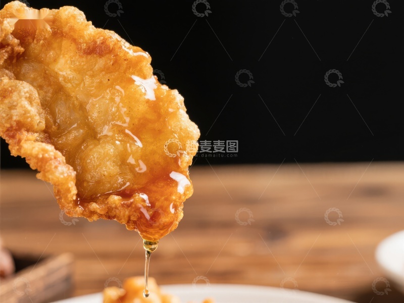 高清大图下载【趣麦麦图】蜂蜜淋在金黄炸物上