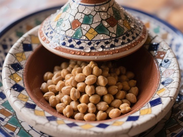 色彩斑斓的陶瓷碗盛装鹰嘴豆