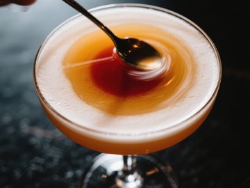 鸡尾酒搅拌瞬间