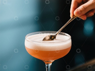 调酒师搅拌一杯泡沫鸡尾酒