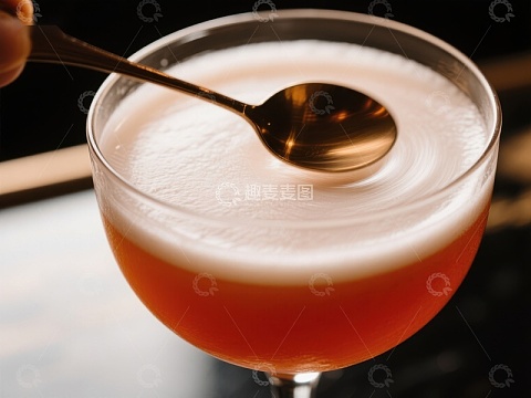 泡沫鸡尾酒与金属勺