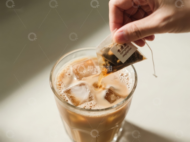 高清大图下载【趣麦麦图】手提茶包倒入冰块饮品