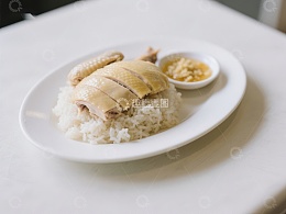 白切鸡配米饭，佐以酱料