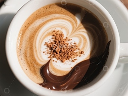 心形拉花咖啡配巧克力酱