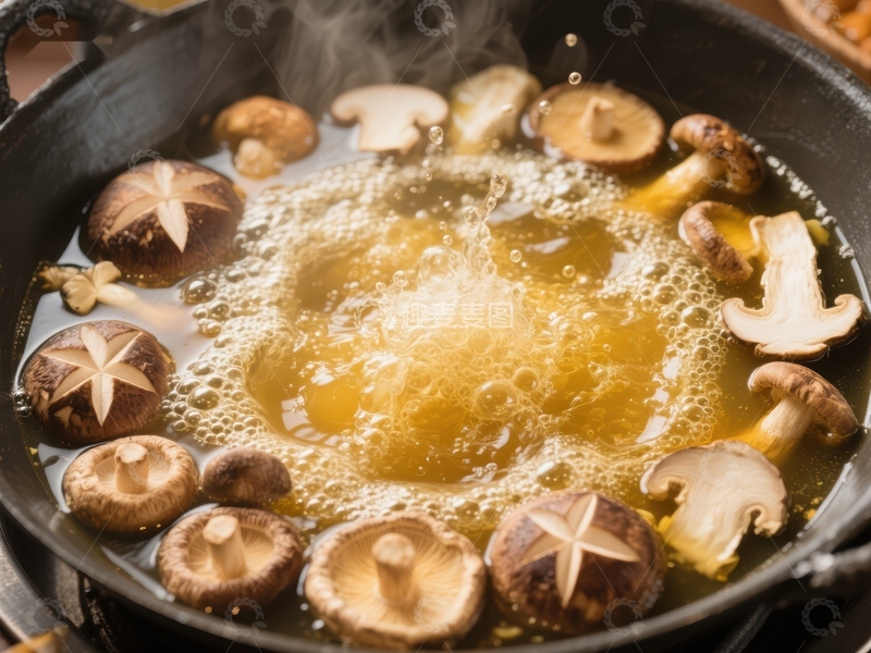 高清大图下载【趣麦麦图】热油锅中翻炒新鲜蘑菇