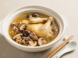鲜美鸡汤配蘑菇