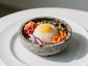 石锅拌饭：色彩丰富的传统美食