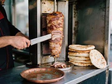 街头烤肉师傅切制旋转烤肉