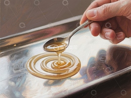 蜂蜜缓缓倒入金属盘