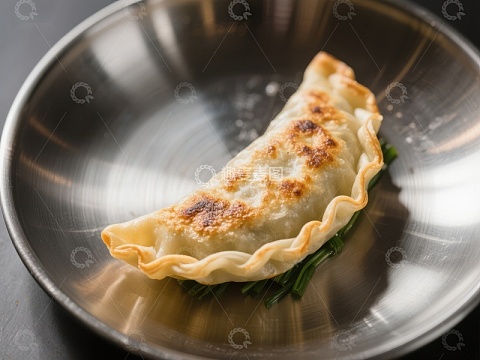 金黄煎饺置于金属碗中