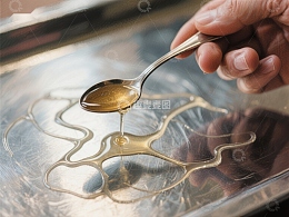 蜂蜜倾泻，形成美丽图案