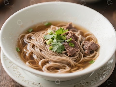 牛肉面碗装，配以香菜点缀