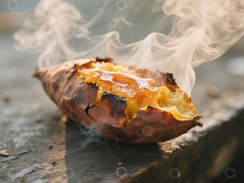 热腾腾的烤红薯散发香气