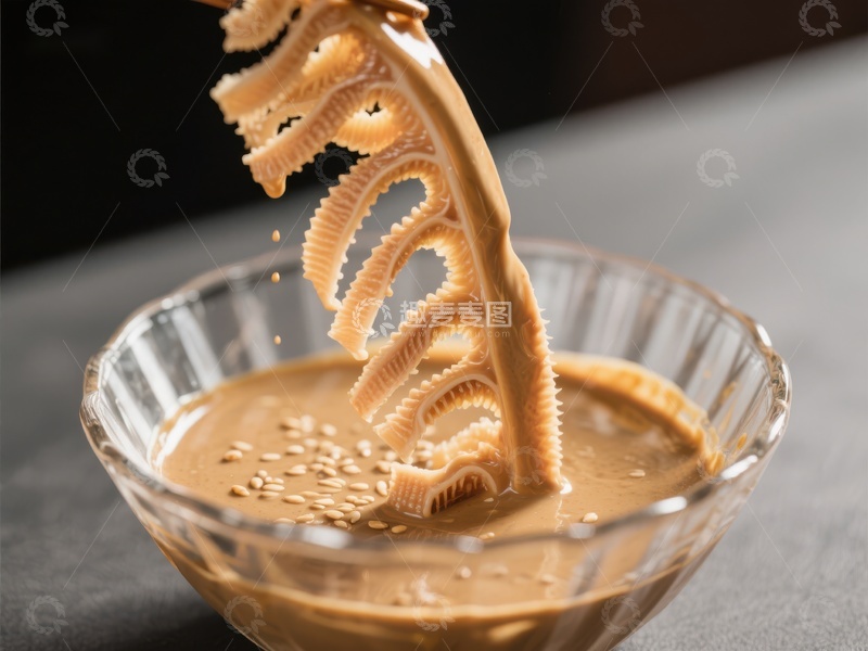 高清大图下载【趣麦麦图】面条浸入酱汁的瞬间