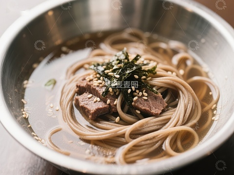 热腾腾的荞麦面配牛肉和海苔