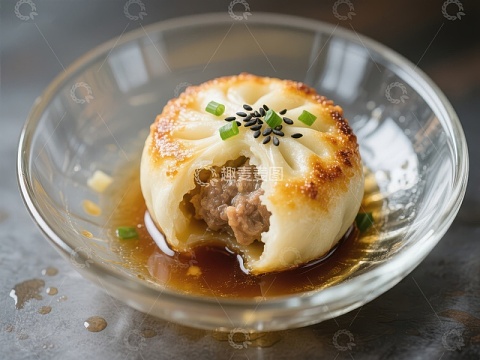 金黄煎饺配酱汁，美味诱人
