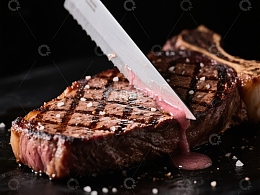 刀切多汁烤肉，粉红汁液四溢