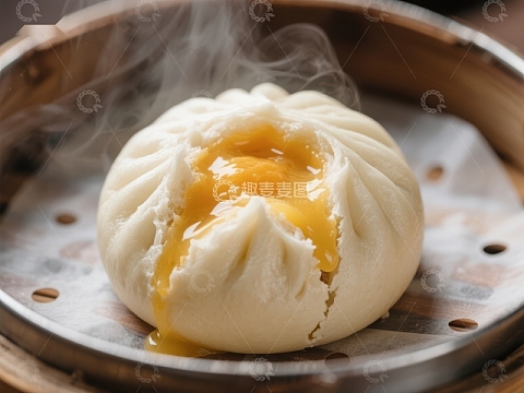 热腾腾的流沙包，诱人美味