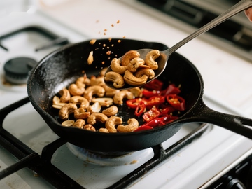 炒锅中的腰果与红椒