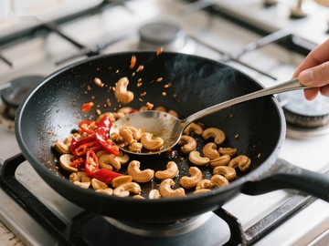 炒锅中的腰果与红椒