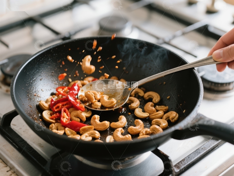 高清大图下载【趣麦麦图】炒锅中的腰果与红椒