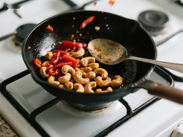 炒锅中的腰果与红椒
