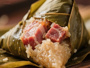 粽子特写：糯米与肉馅的完美结合
