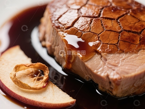 烤肉配苹果片与酱汁