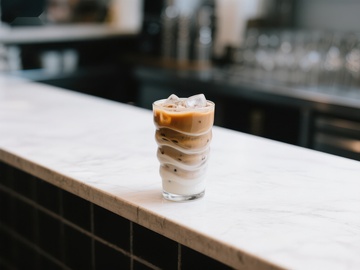 冰咖啡饮品置于吧台