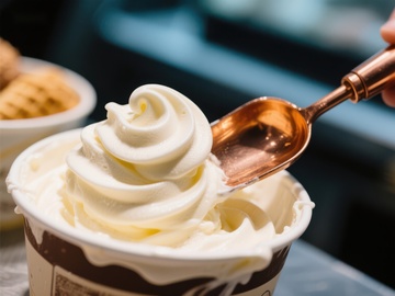 冰淇淋勺舀起奶油软冰淇淋