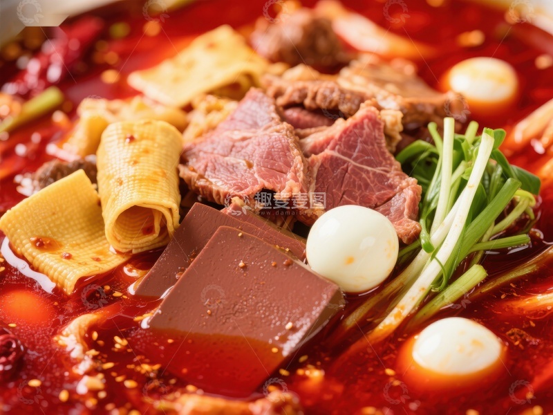 高清大图下载【趣麦麦图】麻辣火锅：鲜嫩牛肉与丰富配菜