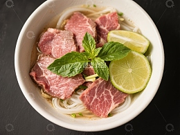 越南牛肉河粉配青柠薄荷