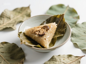 糯米粽子配香菇，竹叶点缀
