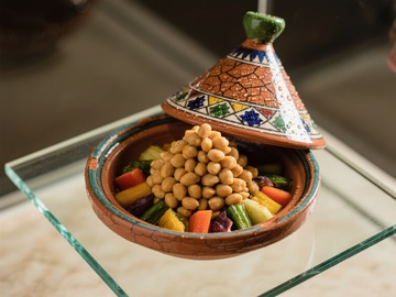 传统陶锅中的豆类与蔬菜