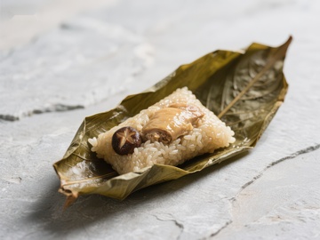 糯米包裹，香菇点缀的传统美食