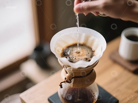 手工冲泡咖啡的瞬间